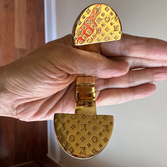 LOUIS Vuitton Gold Trunk Hinged Cuff Bracelet - Picture 9 of 10